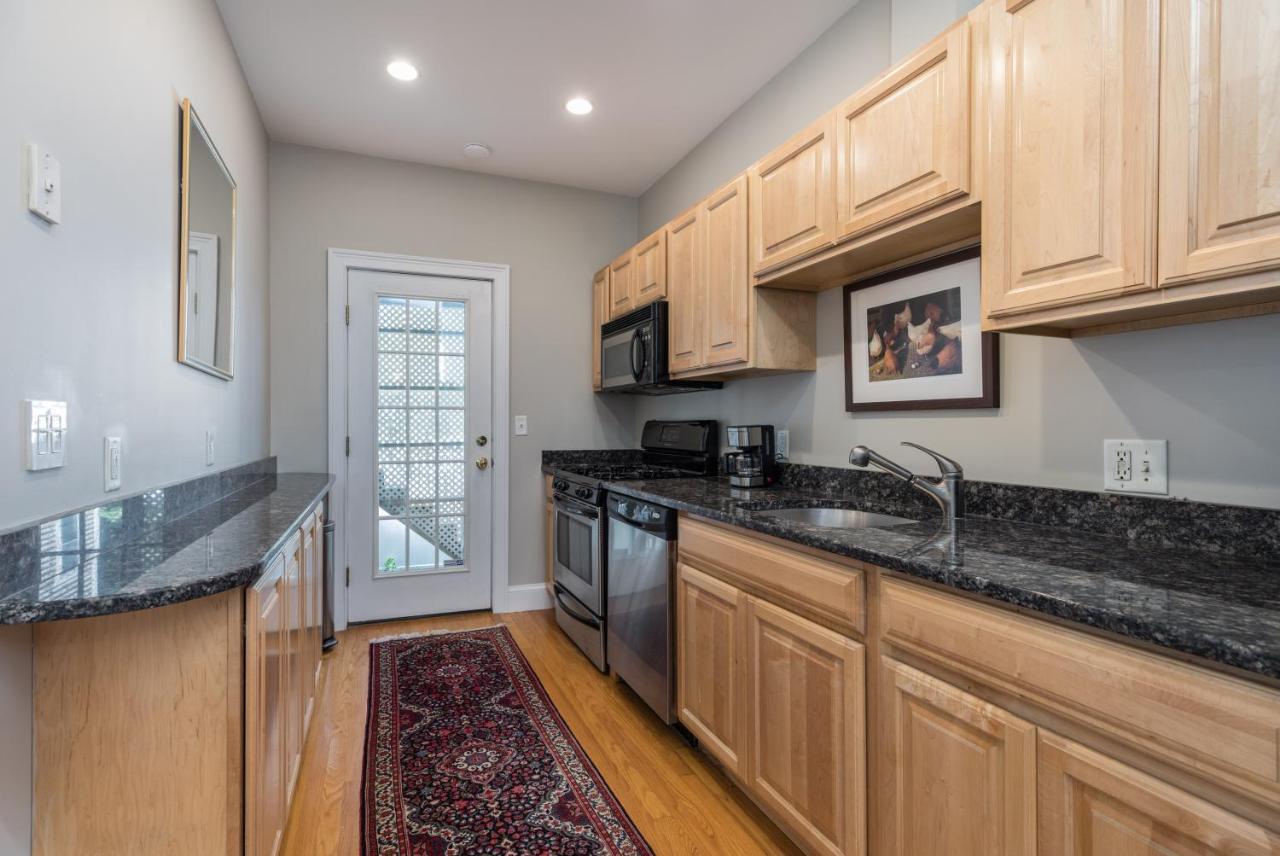 Sunny Convenient Home W/ Private Patio! Easy Walk To Everything! ボストン エクステリア 写真